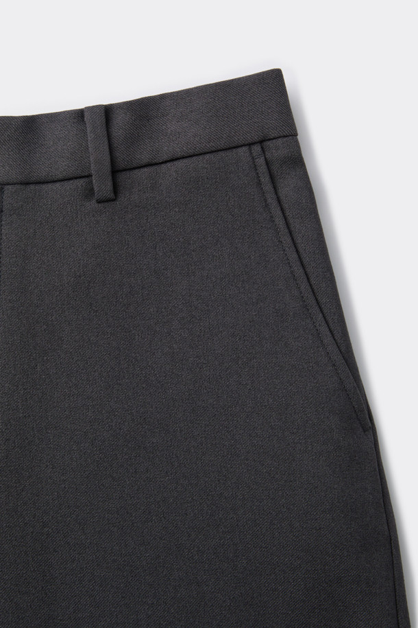 세련된 그레이 톤의 텍스처 셋업 팬츠입니다. 울라이크(Wool-like) 소재를 사용하여 포멀한 스타일을 연출하며, 루즈핏으로 편안한 착용감을 제공합니다. 무지 디자인과 투톤 컬러가 특징이며, 히든 밴딩으로 허리 부분의 깔끔함을 더했습니다. 오피스룩, 비즈니스 캐주얼, 회의룩 등 다양한 TPO에 활용 가능하며, 클래식하고 미니멀한 스타일을 선호하는 분들께 추천합니다. 셋업으로 스타일 완성을 할 수 있습니다.
