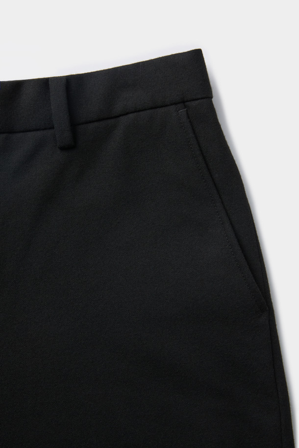 블랙 루즈 핏 셋업 팬츠는 포멀한 스타일을 위한 완벽한 선택입니다. 부드러운 촉감의 폴리에스터, 레이온, 폴리우레탄 혼방 소재로 제작되어 중량감 있는 편안함을 선사합니다. 무지 디자인에 루즈핏으로, 오피스룩, 비즈니스 캐주얼, 출근룩 등 다양한 TPO에 활용 가능합니다. 히든 밴딩 처리로 깔끔한 핏을 유지하며, 세트 착장으로 더욱 시크하고 클래식한 스타일을 연출할 수 있습니다. 미니멀한 디자인으로 어떤 상의와도 쉽게 매치하여 스타일리시한 룩을 완성해 보세요.
