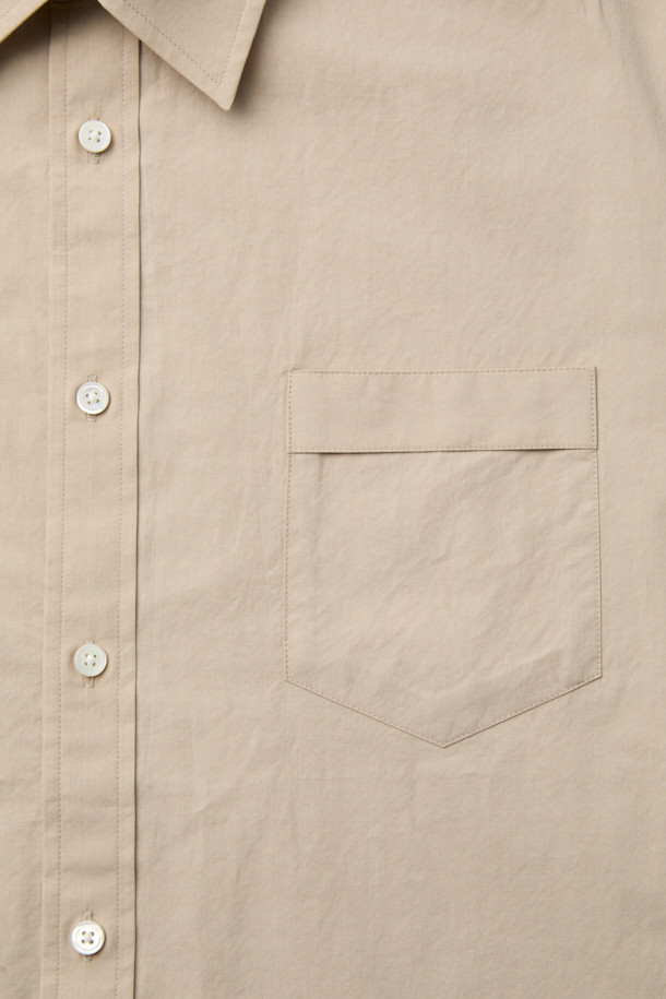 베이지 베이직 셔츠는 봄, 가을에 활용하기 좋은 공용 셔츠입니다. 부드러운 면 소재로 제작되어 편안한 착용감을 선사하며, 레귤러핏과 긴 소매 기장으로 깔끔한 실루엣을 연출합니다. 무지 패턴에 카라 디자인이 더해져 베이직하면서도 빈티지 무드를 자아냅니다. 데이트룩, 카페룩 등 다양한 TPO에 캐주얼, 미니멀, 클래식 스타일로 연출하기 좋은 아이템입니다.
