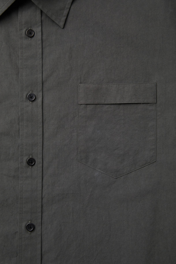 그레이 베이직 셔츠는 일상 용도로 활용하기 좋은 셔츠입니다. 면 소재로 제작되어 편안한 착용감을 제공하며, 레귤러 핏과 긴소매 디자인으로 제작되었습니다. 베이직하고 빈티지한 스타일을 연출하며, 칼라 네크라인과 무지 패턴으로 깔끔함을 더했습니다. 다잉 베이스 처리로 은은한 멋을 더한 클래식, 미니멀, 캐주얼 스타일의 셔츠입니다.
