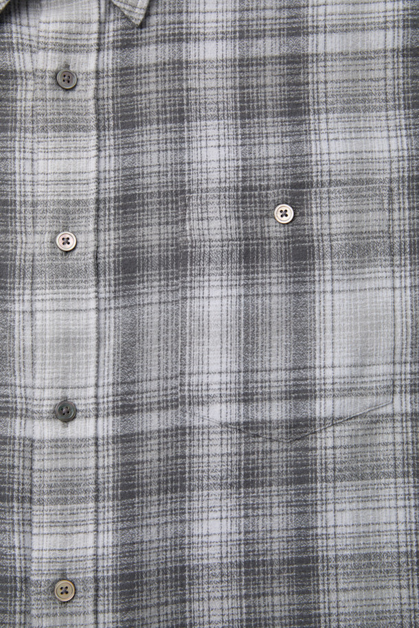 다크 그레이 오버핏 체크 셔츠는 캐주얼한 스타일을 즐기는 분들을 위한 아이템입니다. 부드러운 면 소재로 제작되어 편안한 착용감을 선사하며, 동네 마실룩이나 카페룩에 잘 어울립니다. 넉넉한 오버핏으로 제작되어 트렌디한 느낌을 주며, 체크 패턴이 돋보이는 디자인입니다. 가슴 부분의 체스트 포켓은 실용성을 더합니다. 미니멀, 클래식 스타일을 선호하는 분들께 추천하는 셔츠입니다.
