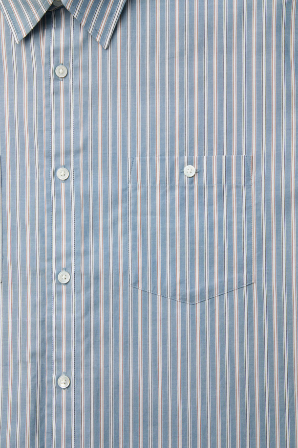 그레이 색상의 오버핏 스트라이프 셔츠입니다. 얇은 두께의 면 소재로 제작되어 봄, 여름, 가을 계절에 시원하고 편안하게 착용할 수 있습니다. 캐주얼, 베이직 스타일로 데이트룩, 카페룩에 잘 어울리며, 차이나칼라와 긴 소매, 체스트 포켓 디테일이 특징입니다. 부드러운 촉감과 오버핏 디자인으로 편안함을 더했습니다. 미니멀한 스타일을 선호하는 남성분들께 추천합니다.
