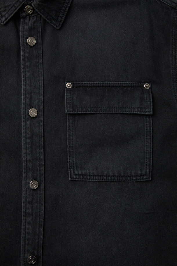 블랙 오버핏 데님 셔츠입니다. 넉넉한 핏으로 편안한 착용감을 선사하며, 캐주얼, 미니멀, 워크웨어 스타일을 연출하기 좋습니다. 봄, 가을에 적합하며, 일상생활과 가을 나들이룩에 활용하기 좋습니다. 빈티지 워싱 디테일과 체스트 포켓으로 포인트를 더했습니다. 카라넥과 긴 소매 기장으로, 다양한 스타일링이 가능합니다.
