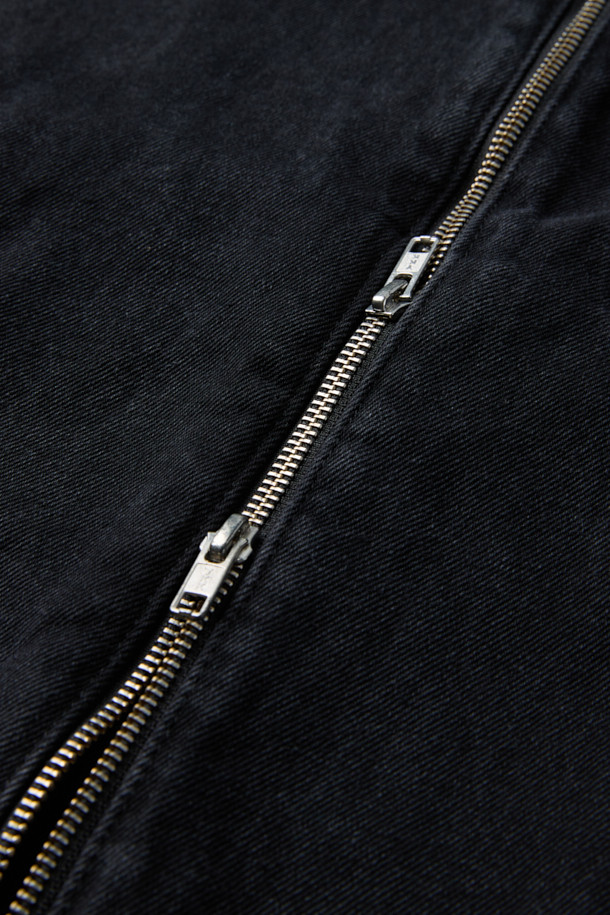 블랙 데님 후드 재킷은 캐주얼한 무드의 후드 자켓입니다. 봄, 가을에 어울리는 릴랙스핏으로 편안하게 착용 가능하며, 데님과 면 혼방 소재로 제작되었습니다. 지퍼 여밈 방식에 스트링 디테일, YKK 2-Way 지퍼로 실용성을 더했습니다. 동네 마실룩, 봄 소풍룩 등 가벼운 외출에 시티보이, 미니멀 스타일로 연출하기 좋습니다. 크롭 기장의 디자인으로 트렌디함을 더했습니다.
