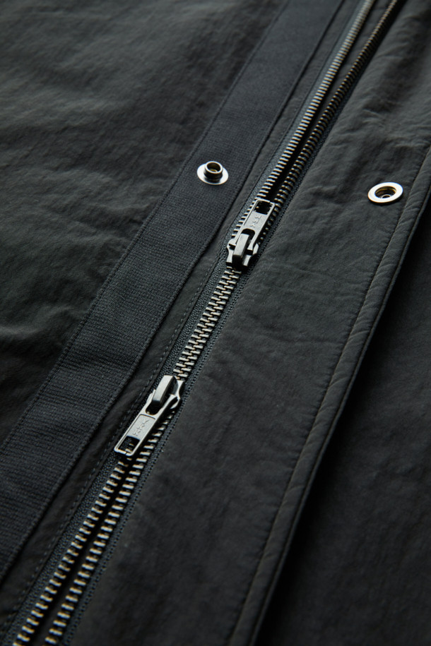 블랙 패딩 숏 파카입니다. 넉넉한 오버핏으로 제작되어 편안한 착용감을 선사하며, 겨울철 데일리룩에 따뜻함과 스타일을 더해줍니다. 미니멀하고 베이직한 디자인으로 다양한 스타일 연출이 가능하며, 지퍼형 여밈과 밑단 스트링 디테일로 실용성을 높였습니다. 겉감은 매트한 질감의 나일론, 폴리에스테르, 면 혼방 소재를 사용하여 부드러운 착용감을 제공하며, 두꺼운 패딩 충전재가 뛰어난 보온성을 자랑합니다. 2-Way 지퍼 디테일로 활동성을 높였으며, 긴 소매 기장으로 겨울철 추위에도 끄떡없습니다.
