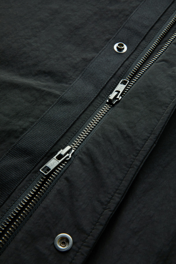 블랙 패딩 롱 파카는 겨울철 데일리룩, 산책, 여행 시 따뜻하고 스타일리시하게 연출하기 좋은 아우터입니다. 넉넉한 오버핏으로 편안한 착용감을 선사하며, 무지 디자인과 블랙 컬러로 미니멀하고 베이직한 스타일을 연출합니다. 두꺼운 두께감과 매트한 촉감의 나일론, 폴리에스테르, 면 혼방 소재로 제작되어 보온성을 높였습니다. 2-Way 지퍼, 소매 조절 밴드, 패딩 충전재 등의 디테일이 돋보이며, 긴 소매 기장과 롱 기장으로 한겨울 추위에도 끄떡없는 보온력을 제공합니다. 지퍼로 간편하게 여밀 수 있습니다.
