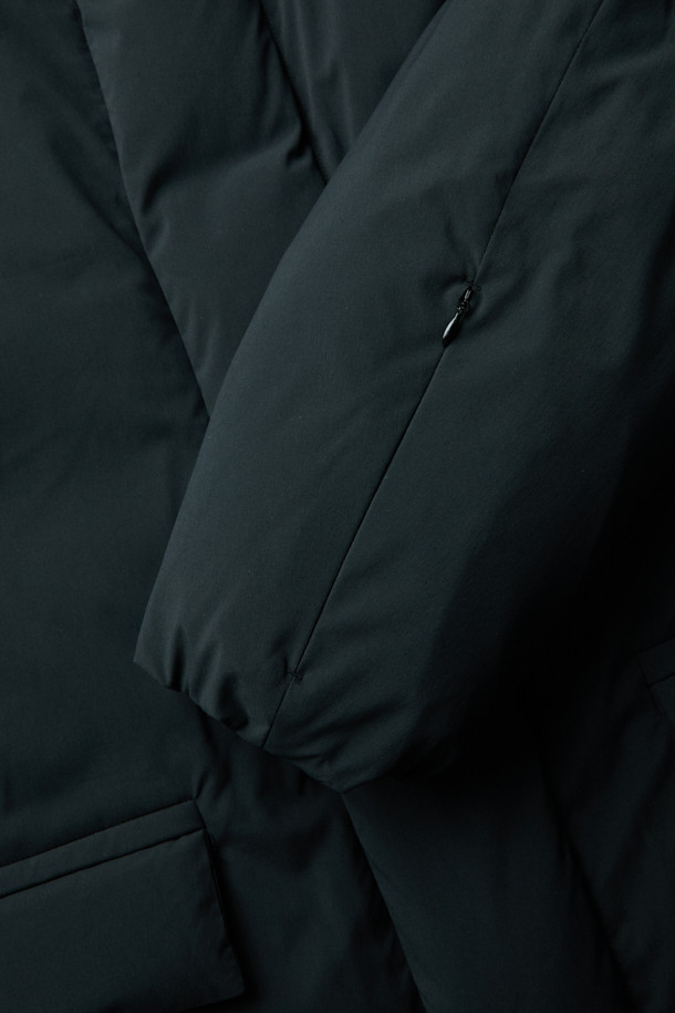 블랙 롱 다운 재킷은 겨울철 데일리룩에 미니멀하고 클래식한 스타일을 더해줄 필수 아이템입니다. 매트한 질감의 폴리에스테르 소재로 제작되어 뛰어난 보온성을 자랑하며, 오버핏 디자인으로 편안한 착용감을 선사합니다. YKK 2-Way 지퍼와 구스다운 80:20 충전재를 사용하여 보온성과 활동성을 모두 갖췄습니다. 롱 기장의 무지 디자인으로 어떤 옷에도 쉽게 매치할 수 있어 활용도가 높습니다. 추운 날씨에도 스타일리시함을 놓치지 않도록 도와주는 완벽한 겨울 아우터입니다.
