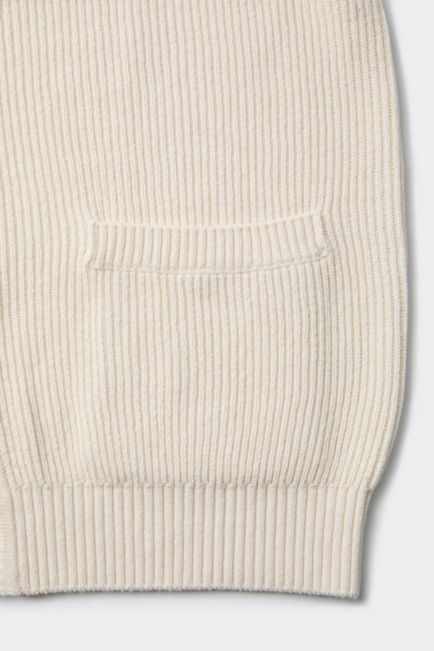 아이보리 코튼 라운드 가디건은 부드러운 면 소재로 제작되어 편안한 착용감을 선사합니다. 라운드 넥 디자인과 릴랙스 핏으로 캐주얼하고 미니멀한 스타일을 연출하며, 양쪽 포켓 디테일이 실용성을 더합니다. 봄, 가을 시즌에 두꺼운 두께감으로 따뜻하게 입을 수 있으며, 동네 마실룩이나 카페룩에 잘 어울립니다. 베이직한 디자인으로 다양한 스타일 연출이 가능하여 활용도가 높습니다.
