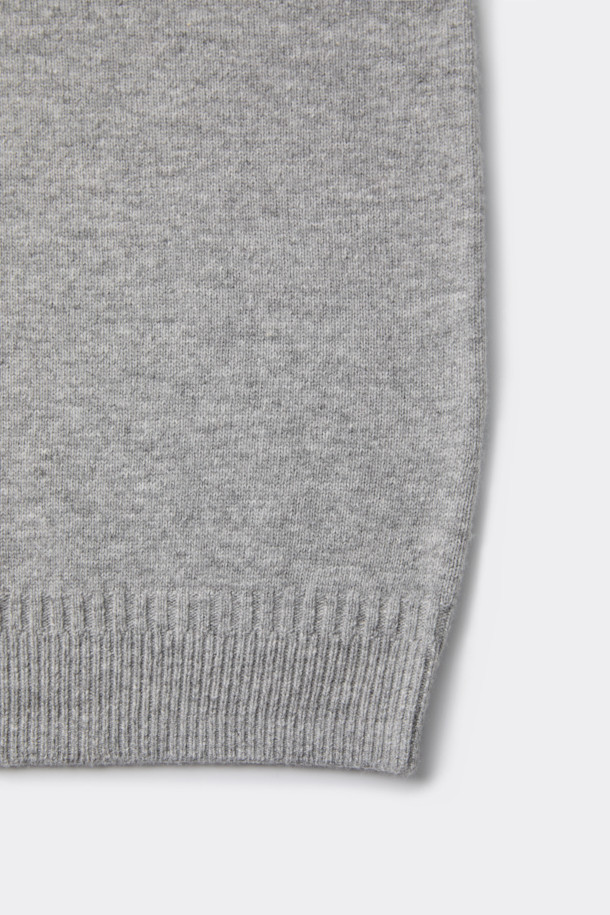 그레이 캐시미어 블렌디드 카라 스웨터는 가을과 겨울 시즌, 오피스룩, 비즈니스 캐주얼, 겨울 데일리룩에 적합한 남성용 상의입니다. 부드러운 촉감의 캐시미어 혼방 소재로 제작되어 고급스러운 발색감과 레귤러핏, 두꺼운 두께가 특징입니다. 베이직하고 클래식한 스타일로, 카라 디자인과 긴소매, 무지 패턴이 미니멀하고 세련된 분위기를 연출합니다. 일상에서 편안하면서도 멋스러운 스타일을 완성할 수 있는 아이템입니다.
