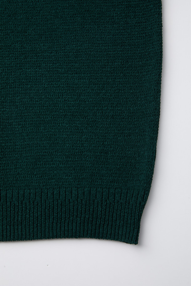 그린 셔닐 카라 스웨터는 부드러운 셔닐 소재로 제작되어 포근한 착용감을 선사합니다. 톤 다운된 그린 컬러와 베이직한 디자인으로 가을, 겨울 시즌 데일리룩, 모임룩, 카페룩 등 다양한 TPO에 활용하기 좋습니다. 레귤러 핏에 카라 디테일이 더해져 클래식하면서도 미니멀한 스타일을 연출하고, 두꺼운 두께감으로 보온성을 높였습니다. 무지 패턴의 긴소매 디자인으로 어떤 하의와도 쉽게 매치하여 캐주얼한 무드를 더할 수 있습니다. 고급스러운 발색감의 셔닐 스웨터로 겨울철 세련된 스타일을 완성해 보세요.
