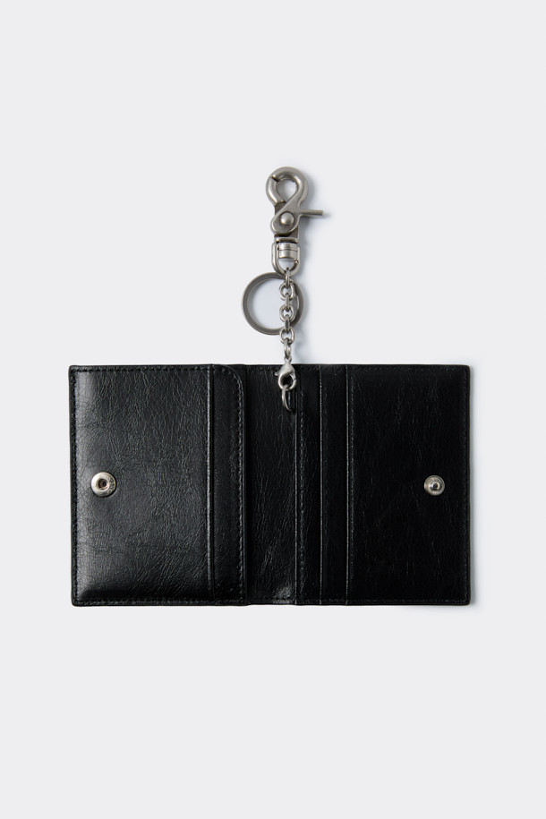 심플한 디자인이 돋보이는 블랙 폴디드 카드지갑입니다. 합성피혁 소재로 제작되어 부드러운 질감과 견고함을 동시에 느낄 수 있습니다. 미니멀한 사이즈로 휴대성이 뛰어나며, 무지 디자인에 로고 바 장식으로 포인트를 더했습니다. 내부에는 4개의 카드 포켓과 1개의 오픈 포켓, 탈부착 가능한 키링이 있어 실용적입니다. 데이트룩, 쇼핑룩, 카페룩 등 다양한 스타일에 미니멀, 클래식, 시크한 무드를 더해보세요.

