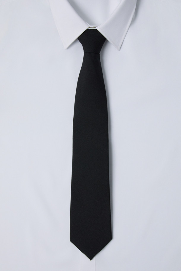 블랙 울 솔리드 타이는 포르투갈 피테콤사의 울 혼방 소재로 제작되어 고급스러운 착용감을 선사합니다. 톤온톤의 무지 디자인과 세미 세븐 폴드 디자인 장식이 더해져 클래식하면서도 세련된 스타일을 연출합니다. 넥타이 안감을 추가하여 내구성을 높였으며, 수입 라벨 디테일로 품격을 더했습니다. 오피스룩, 회의룩, 면접룩 등 격식 있는 자리에 잘 어울리며, 미니멀한 디자인으로 어떤 스타일에도 매치하기 좋습니다. 탄탄한 두께감으로 넥타이의 형태를 오랫동안 유지합니다.
