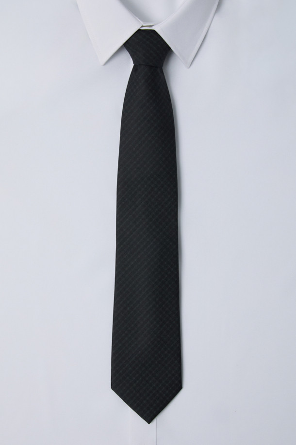 **그레이 울 체크 타이**는 남성분들을 위한 클래식 스타일의 넥타이입니다. 이태리 수입 소재인 울 100%로 제작되어 부드러운 촉감과 고급스러운 분위기를 선사합니다. 세미 세븐 폴드 방식으로 제작되어 착용 시 자연스러운 드레이핑을 연출하며, 체크 패턴이 은은하게 포인트가 되어 오피스룩, 회의룩, 상견례룩 등 다양한 TPO에 활용하기 좋습니다. 클래식하고 미니멀한 스타일을 선호하는 남성분들께 추천하는 그레이 컬러의 넥타이입니다. 수입 라벨을 통해 고급스러움을 더했습니다.
