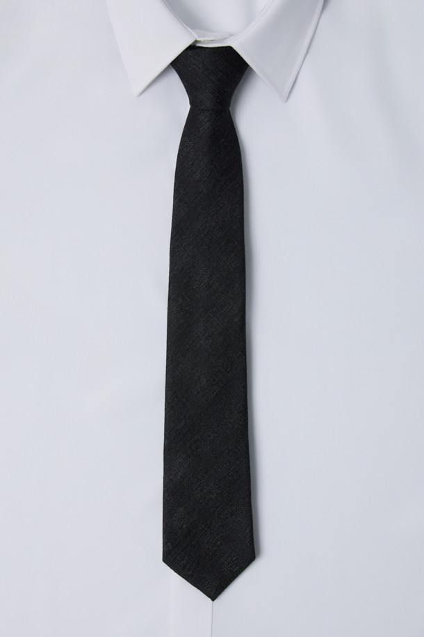 세련된 블랙 패턴 넥타이는 남성분들의 비즈니스 캐주얼, 회의룩, 출근룩에 완벽하게 어울립니다. 부드러운 실크 혼방 소재로 제작되어 고급스러운 촉감을 선사하며, 사계절 내내 착용하기 좋습니다. 클래식하면서도 미니멀한 스타일의 블랙 컬러 패턴 디자인은 어떤 셔츠에도 잘 어울려 폭넓은 활용도를 자랑합니다. 넥타이 하단에는 로고 자수가 섬세하게 장식되어 은은한 포인트를 더합니다. 넥타이 하나로 당신의 품격을 한층 더 높여보세요.
