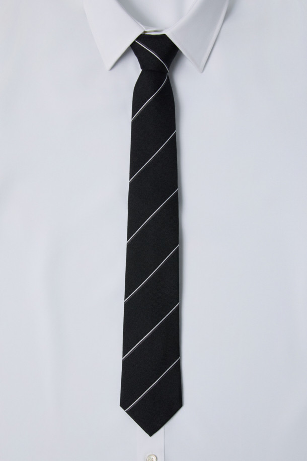클래식한 스타일을 뽐내는 블랙 스트라이프 넥타이입니다. 부드러운 실크 소재로 제작되어 고급스러운 촉감을 선사하며, 안감에는 로고 자수 디테일이 더해져 세련됨을 더했습니다. 레지멘탈 스트라이프 패턴은 어떤 룩에도 포인트를 주어 오피스룩, 비즈니스 캐주얼, 회의룩 등 다양한 TPO에 활용하기 좋습니다. 미니멀한 디자인으로 유행을 타지 않고 오랫동안 착용할 수 있습니다.
