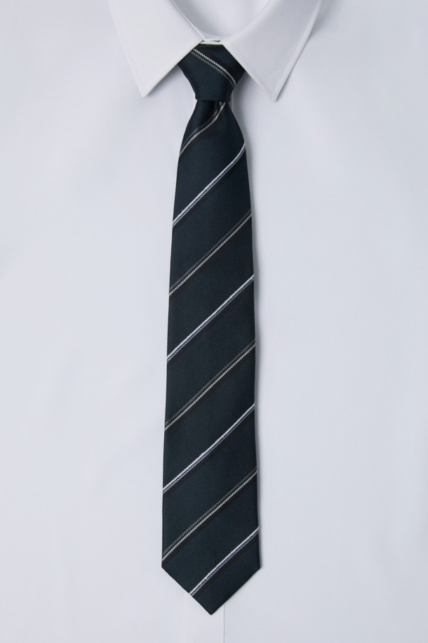 세련된 남성 스타일을 완성할 그린 스트라이프 넥타이입니다. 고급스러운 실크 소재로 제작되어 부드러운 촉감과 은은한 광택을 자랑합니다. 클래식한 레지멘탈 스트라이프 패턴과 로고 자수 디테일이 돋보이며, 오피스룩, 비즈니스 캐주얼, 회의룩 등 다양한 TPO에 맞춰 활용할 수 있습니다. 미니멀하면서도 세련된 스타일을 연출하여 당신의 품격을 높여보세요.
