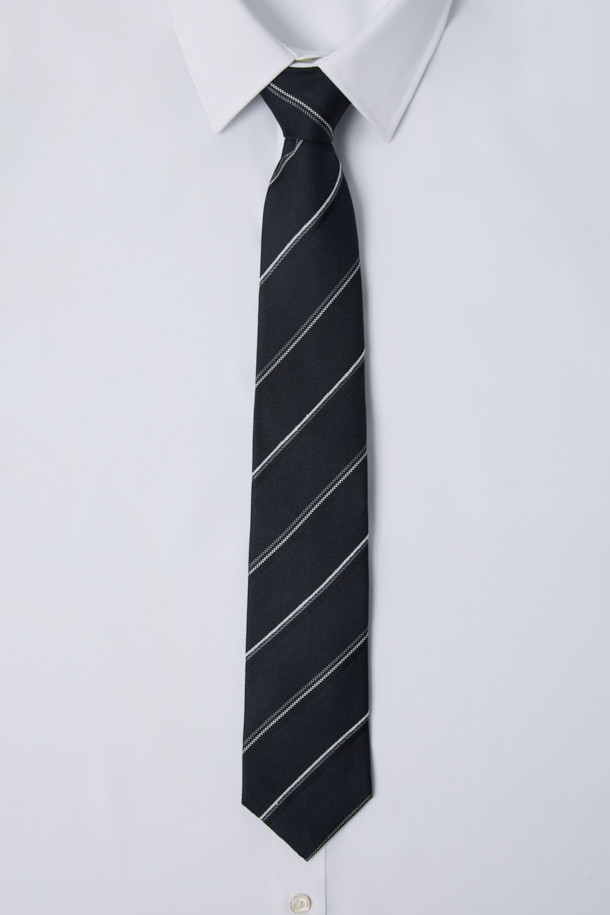 네이비 스트라이프 넥타이는 남성용으로, 오피스룩, 비즈니스 캐주얼, 회의룩에 잘 어울리는 클래식 스타일의 넥타이입니다. 부드러운 실크 소재로 제작되어 고급스러운 촉감을 선사하며, 사계절 내내 착용하기 좋습니다. 네이비 컬러 바탕에 스트라이프 무늬가 세련된 인상을 주며, 로고 자수가 디자인의 포인트로 더해졌습니다. 미니멀한 디자인으로 다양한 스타일의 셔츠에 매치하기 용이합니다.

