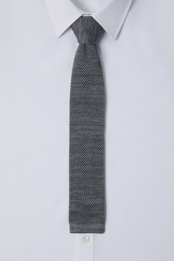 세련된 스타일을 완성하는 그레이 니트 넥타이입니다. 남성용으로, 베이직하면서도 클래식한 디자인이 특징입니다. 폴리에스테르 소재로 제작되어 형태 유지력이 뛰어나고 내구성이 좋습니다. 니트 조직 텍스처와 스퀘어 팁 디자인이 돋보이며, 오피스룩, 비즈니스 캐주얼, 회의룩 등 다양한 TPO에 활용하기 좋습니다. 미니멀한 스타일을 선호하는 분들께 추천합니다.
