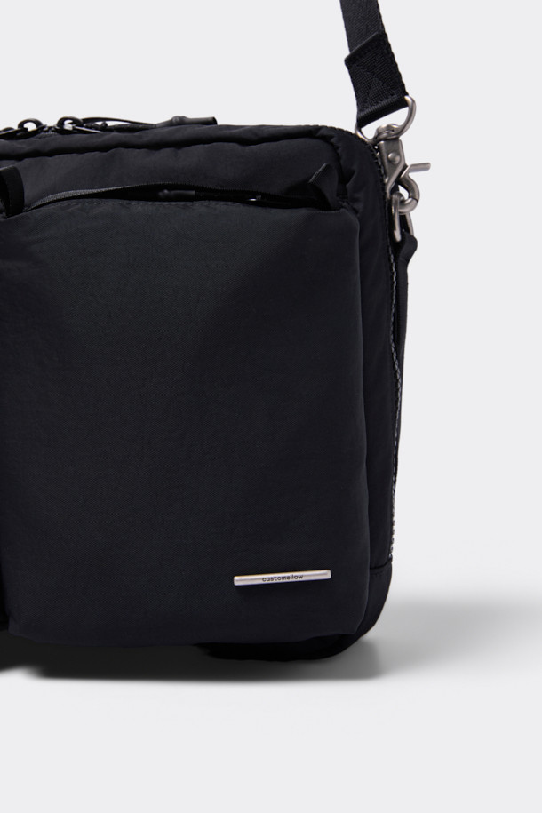 블랙 코튼 크로스백은 면과 나일론 혼방 소재로 제작되어 튼튼하며, 미니멀하고 캐주얼한 스타일을 연출합니다. 사각 형태의 미디엄 사이즈 가방으로, 로고, 리벳, 참 장식이 포인트로 더해져 세련된 느낌을 줍니다. 사이즈 조절이 가능하며, 탈부착 파우치가 있어 실용성을 높였습니다. 출근룩과 비즈니스 캐주얼에 활용하기 좋으며, 시티보이 스타일을 완성하는 데 적합합니다. 일상생활에서 편안하게 사용할 수 있는 아이템입니다.
