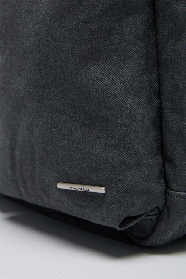 그레이 코튼 크로스백은 면 소재로 제작되어 부드러운 질감과 편안한 착용감을 선사합니다. 미디엄 사이즈의 사각 디자인에 로고 리벳 장식이 포인트로 더해져 캐주얼하면서도 미니멀한 스타일을 연출합니다. 워싱 처리된 면 소재는 자연스러운 멋을 더하며, 웨빙 손잡이와 탈부착 파우치 참으로 실용성을 높였습니다. 넉넉한 내외부 수납공간과 지퍼형 잠금 방식으로 소지품을 안전하게 보관할 수 있으며, 길이 조절이 가능한 스트랩으로 다양한 스타일을 소화할 수 있습니다. 출근룩, 비즈니스 캐주얼, 여행룩 등 다양한 TPO에 활용하기 좋은 데일리 크로스백입니다.
