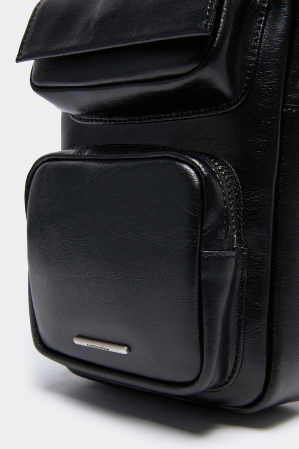 세련된 남성 스타일을 완성하는 블랙 가죽 미니 크로스백입니다. 부드러운 가죽 소재와 은은한 광택 마감으로 고급스러운 분위기를 자아냅니다. 미니멀한 디자인에 로고 장식으로 포인트를 더했으며, 내부 카드 포켓이 있어 실용성을 높였습니다. 사이즈 조절이 가능한 스트랩으로 편안한 착용감을 제공하며, 오피스룩, 비즈니스 캐주얼, 모임룩 등 다양한 TPO에 활용할 수 있습니다. 미니멀, 클래식, 시크한 스타일을 즐기는 남성분들께 추천합니다.
