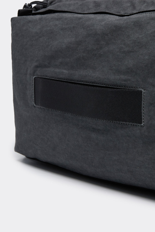 그레이 컬러의 면 소재 보스턴백입니다. 넉넉한 라지 사이즈로 여행룩, 휴가룩, 캠핑룩 등 다양한 TPO에 활용할 수 있습니다. 캐주얼, 미니멀, 시티보이 스타일을 연출하기 좋으며, 무지 디자인에 워싱 디테일이 더해져 빈티지한 멋을 살렸습니다. 쓰리웨이 방식으로 숄더백, 크로스백으로 활용 가능하며, 사이즈 조절이 가능하여 실용적입니다. 미니 파우치가 포함되어 소지품을 더욱 효율적으로 수납할 수 있으며, 포켓이 있어 수납력을 높였습니다.
