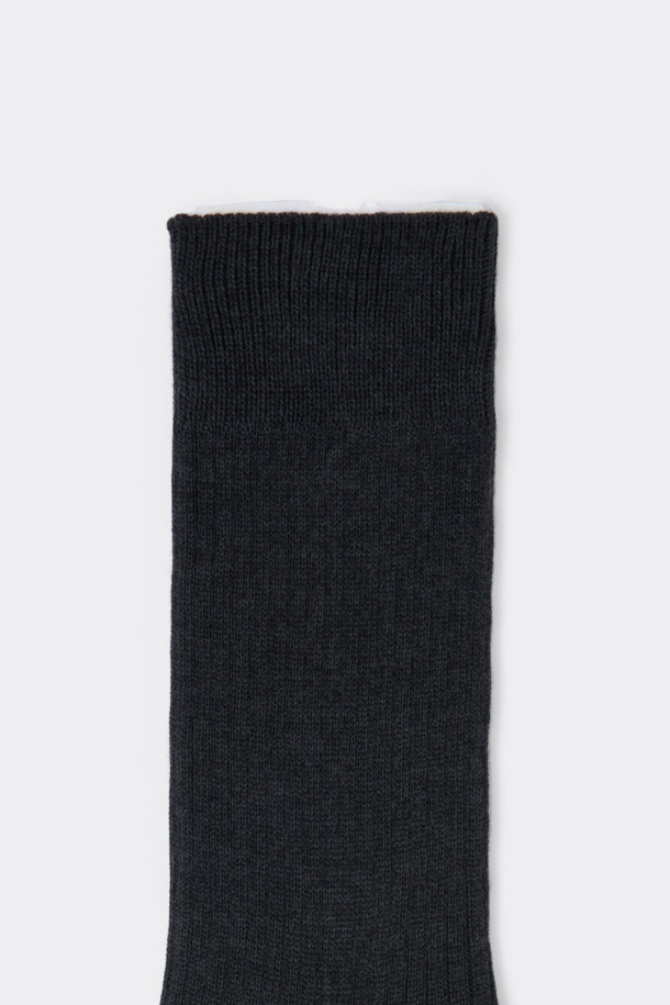 블랙 립 삭스는 캐주얼 및 미니멀 스타일을 추구하는 모든 분께 적합한 양말입니다. 면혼방 소재로 제작되어 부드러운 촉감을 제공하며, 사계절 내내 편안하게 착용할 수 있습니다. 일상생활에서 활용하기 좋은 디자인으로, 발을 안정적으로 잡아주는 논슬립 기능이 더해졌습니다. 립 조직 디자인과 로고 장식이 특징이며, 어떤 옷차림에도 잘 어울리는 활용도 높은 아이템입니다.
