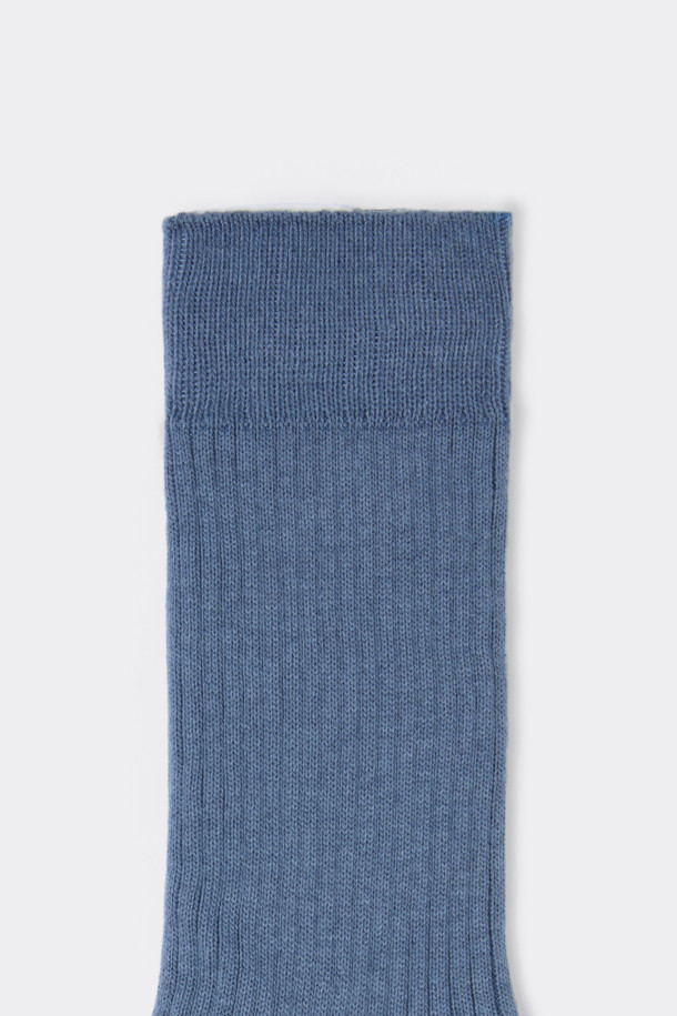 그레이 립 삭스는 면 혼방 소재로 제작되어 부드러운 촉감을 제공하는 데일리 양말입니다. 사계절 내내 착용 가능하며, 골지 패턴과 논슬립 기능으로 편안한 착용감을 선사합니다. 캐주얼, 미니멀, 클래식 스타일의 옷차림에 잘 어울리며, 집콕룩이나 산책룩에 매치하기 좋습니다. 로고 디테일이 은은하게 포인트가 되어 줍니다.
