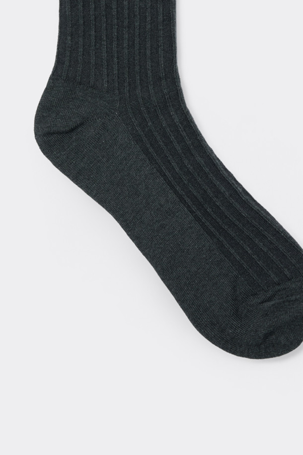 **그레이 자수 양말**은 부드러운 면 혼방 소재로 제작되어 편안한 착용감을 선사합니다. 일상생활은 물론, 산책룩에도 잘 어울리는 캐주얼하고 미니멀한 스타일의 양말입니다. 은은한 그레이 컬러에 로고 자수 디자인으로 포인트를 더했습니다. 립조직 마감으로 늘어짐을 방지하여 오랫동안 튼튼하게 착용할 수 있습니다. 사계절 내내 활용하기 좋은 실용적인 아이템입니다.

