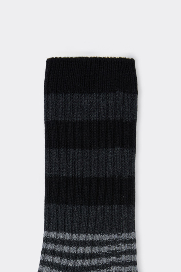 블랙&그레이 스트라이프 양말은 면혼방 소재로 제작되어 부드러운 촉감을 선사하며 사계절 내내 착용하기 적합합니다. 일상생활에서 편안하게 신을 수 있도록 디자인되었으며, 동네 마실룩이나 산책룩에 잘 어울리는 캐주얼, 미니멀, 클래식 스타일을 연출할 수 있습니다. 논슬립 기능이 있어 활동적인 날에도 안정감을 더하며, 브랜드 로고가 깔끔하게 포인트로 적용되었습니다.
