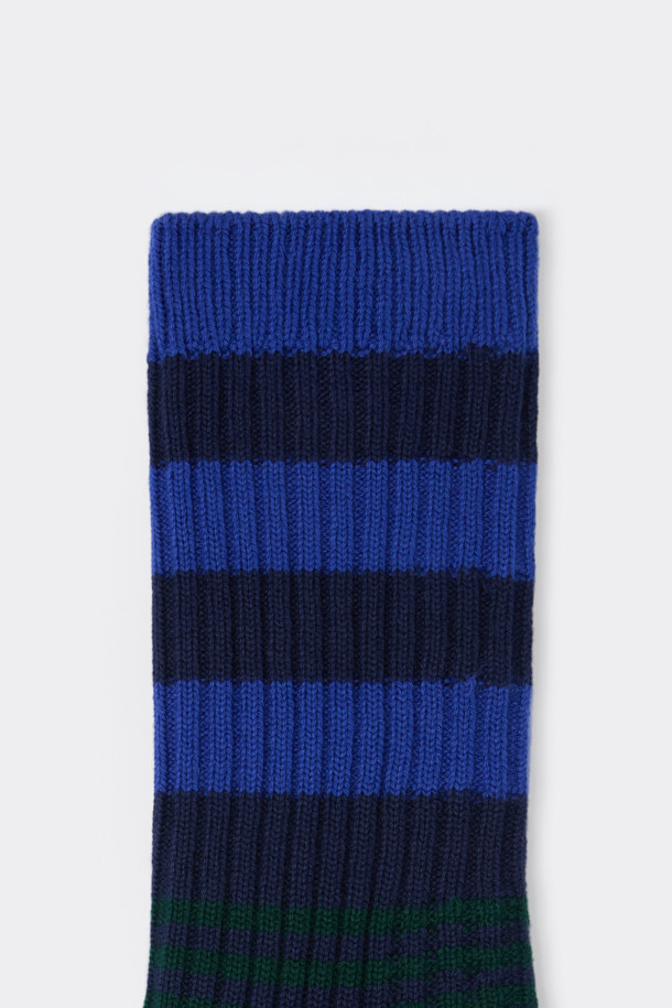 블루 스트라이프 삭스입니다. 면혼방 소재로 제작되어 부드러운 촉감을 선사하며, 사계절 내내 편안하게 착용할 수 있습니다. 블루와 네이비 컬러의 스트라이프 패턴이 캐주얼, 미니멀, 클래식 스타일 모두에 잘 어울립니다. 논슬립 기능으로 활동성을 높였으며, 로고 디테일이 디자인의 완성도를 더합니다. 동네 마실룩, 산책룩에 매치하여 편안하면서도 스타일리시한 룩을 연출해보세요.
