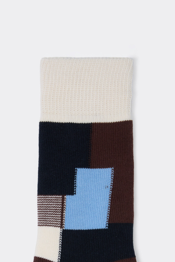 브라운 블록 패턴 양말은 면혼방 소재로 제작되어 부드러운 촉감을 자랑합니다. 남녀 공용으로 편안하게 착용 가능하며, 사계절 내내 활용할 수 있습니다. 체크와 블록 무늬가 돋보이는 캐주얼, 미니멀, 클래식 스타일의 양말로, 동네 마실룩, 산책룩, 집콕룩에 잘 어울립니다. 넌슬립 기능과 로고 디테일로 실용성을 더했습니다. 브라운, 블루, 화이트, 블랙 등 다양한 색상 옵션으로 만나보세요.
