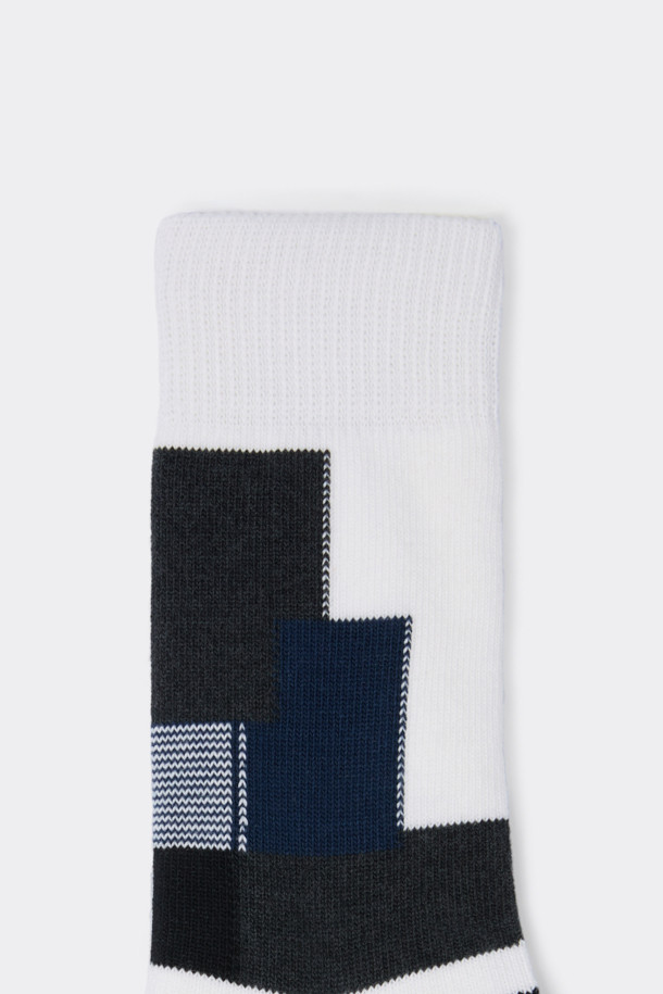 그레이 블록 패턴 양말은 면혼방 소재로 제작되어 부드러운 촉감을 선사합니다. 그레이, 블랙, 네이비 색상으로 구성되어 있으며, 체크 패턴과 로고 디테일이 돋보입니다. 

사계절 내내 착용 가능하며, 넌슬립 기능으로 편안함을 더했습니다. 캐주얼, 미니멀, 클래식 스타일을 즐기는 분들께 동네 마실룩, 집콕룩에 매치하기 좋은 아이템입니다.
