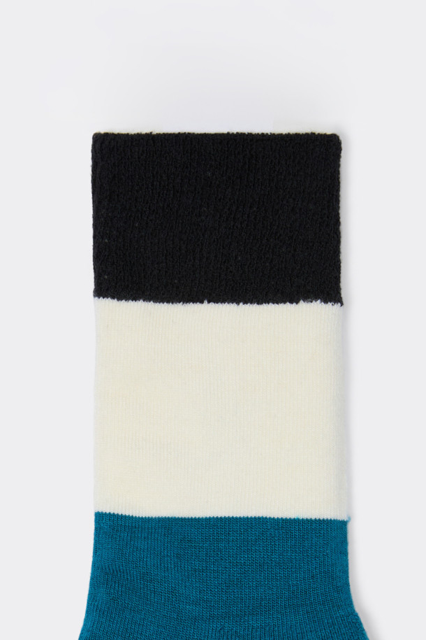 블루 부클 블록 삭스는 울과 면 혼방 소재로 제작되어 부드러운 촉감과 뛰어난 보온성을 자랑합니다. 가을, 겨울철에 적합하며, 넌슬립 기능으로 미끄럼 방지 효과를 더했습니다. 부클사를 사용하여 입체적인 텍스처를 살린 블록 패턴 디자인이 돋보이며, 블루, 블랙, 화이트, 그레이 4가지 색상으로 만나볼 수 있습니다. 미니멀, 클래식, 캐주얼 스타일의 옷차림에 매치하여 겨울 데일리룩, 집콕룩, 산책룩을 완성해보세요.
