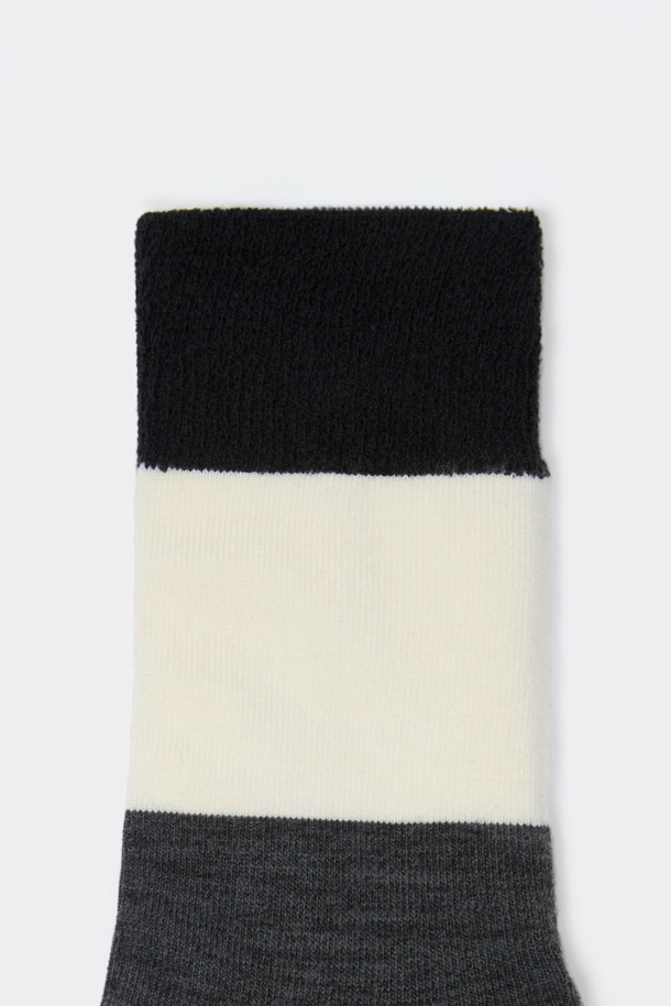 그레이 부클 블록 삭스(Grey Boucle Block Socks)는 부드러운 촉감과 따뜻함을 선사하는 겨울철 필수 아이템입니다. 울과 면 혼방 소재로 제작되어 보온성이 뛰어나며, 두꺼운 두께감으로 발을 포근하게 감싸줍니다. 그레이, 블랙, 화이트 컬러의 블록 패턴 디자인은 캐주얼, 미니멀, 클래식 등 다양한 스타일과 잘 어울립니다. 일상생활, 산책, 집콕 등 어떤 상황에서도 편안하게 착용할 수 있으며, 논슬립 기능으로 안정감을 더했습니다. 부클 텍스처가 돋보이는 디자인으로 포근하고 스타일리시한 겨울 데일리룩을 완성해 보세요.
