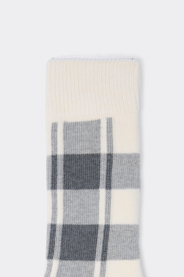 그레이 체크 양말은 면혼방 소재로 제작되어 부드러운 촉감을 선사합니다. 일상생활 및 산책 시 편안하게 착용하기 좋으며, 캐주얼, 미니멀, 클래식 스타일을 모두 소화할 수 있습니다. 그레이와 화이트 컬러의 체크 패턴이 돋보이며, 넌슬립 기능으로 활동성을 높였습니다. 로고 디테일이 포인트로 들어가 있어 심플하면서도 세련된 느낌을 줍니다. 사계절 내내 활용 가능한 실용적인 아이템입니다.
