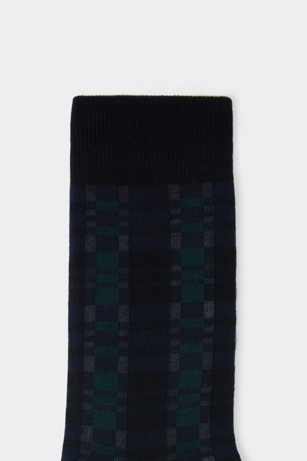 그린 체크 양말은 면혼방 소재로 제작되어 부드러운 촉감을 선사합니다. 일상, 산책, 집콕 등 다양한 TPO에 맞춰 캐주얼, 미니멀, 클래식 스타일을 연출할 수 있습니다. 사계절 모두 착용 가능하며, 그린과 블랙 컬러의 체크 패턴이 돋보입니다. 발목 부분에는 로고 디테일이 더해져 포인트를 줍니다. 넌슬립 기능으로 편안한 착용감을 제공합니다.
