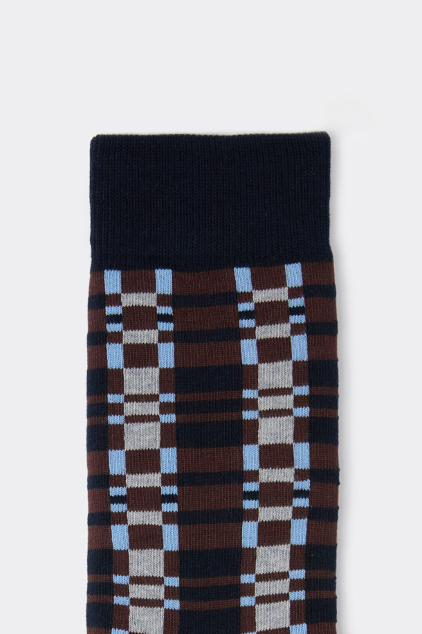 네이비 체크 양말은 면혼방 소재로 제작되어 부드러운 촉감을 선사합니다. 네이비와 그레이 컬러의 체크 패턴이 돋보이며, 넌슬립 기능으로 편안한 착용감을 제공합니다. 일상생활은 물론, 동네 마실룩, 산책룩 등 다양한 TPO에 활용하기 좋습니다. 캐주얼, 미니멀, 클래식 스타일의 옷차림에 잘 어울리며, 로고 디테일로 포인트를 더했습니다. 사계절 내내 활용 가능한 아이템입니다.
