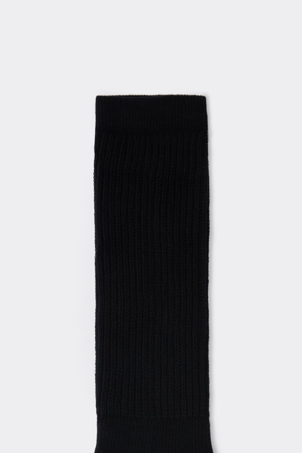 블랙 립 롱 삭스(Black Rib Long Socks)는 부드러운 면혼방 소재로 제작되어 편안한 착용감을 제공합니다. 남녀 공용으로 착용 가능하며, 캐주얼 및 미니멀 스타일을 연출하기에 좋습니다. 로고 패턴과 립(rib) 디테일이 돋보이는 디자인이며, 장목 길이로 다양한 룩에 활용하기 좋습니다. 사계절 내내 편안하게 착용할 수 있는 데일리 양말입니다.
