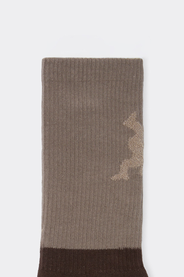 브라운 그래픽 블록 삭스입니다. 면혼방 소재로 제작되어 부드러운 촉감을 선사하며, 사계절 내내 편안하게 착용할 수 있습니다. 그래픽 블록 패턴 디자인이 돋보이며, 산책룩과 동네 마실룩에 캐주얼, 미니멀, 클래식한 스타일을 더해줍니다. 발바닥 면에는 로고가 디자인되어 있으며, 논슬립 기능을 갖춰 활동성을 높였습니다.
