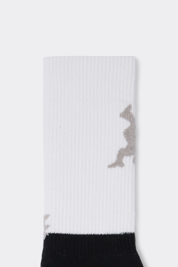 화이트 그래픽 블록 삭스는 면 혼방 소재로 제작되어 부드러운 촉감을 선사합니다. 블랙과 화이트 두 가지 색상으로 출시되어 어떤 스타일에도 잘 어울리며, 사계절 내내 착용하기 좋습니다. 그래픽 블록 패턴 디자인이 돋보이며, 넌슬립 기능으로 편안한 착용감을 제공합니다. 일상복은 물론, 집콕룩에도 잘 어울리는 캐주얼, 미니멀, 클래식 스타일의 양말입니다. 로고 디테일이 더해져 심플하면서도 세련된 포인트를 더했습니다.
