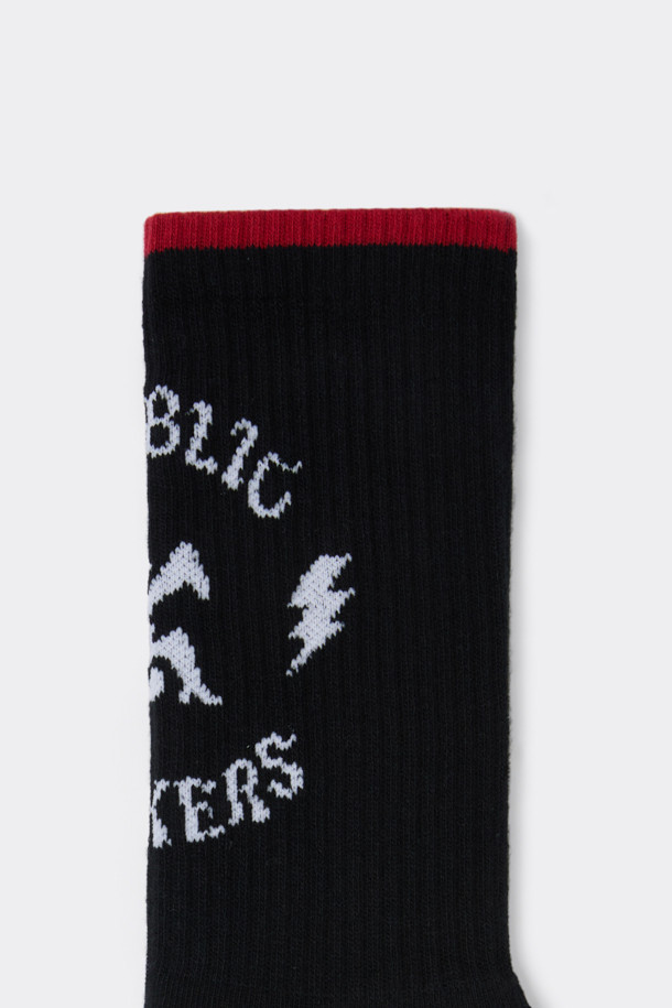 블랙 그래픽 삭스입니다. 면혼방 소재로 제작되어 부드러운 촉감이 특징이며, 사계절 내내 착용하기 좋습니다. 블랙과 화이트 컬러에 그래픽 및 로고 패턴이 돋보이며, 넌슬립 기능으로 편안한 착용감을 제공합니다. 집 앞 산책이나 편안한 실내 활동에 적합하며, 캐주얼, 미니멀, 클래식 스타일 모두 소화 가능합니다. 바닥면에 로고가 디자인되어 포인트를 더했습니다.
