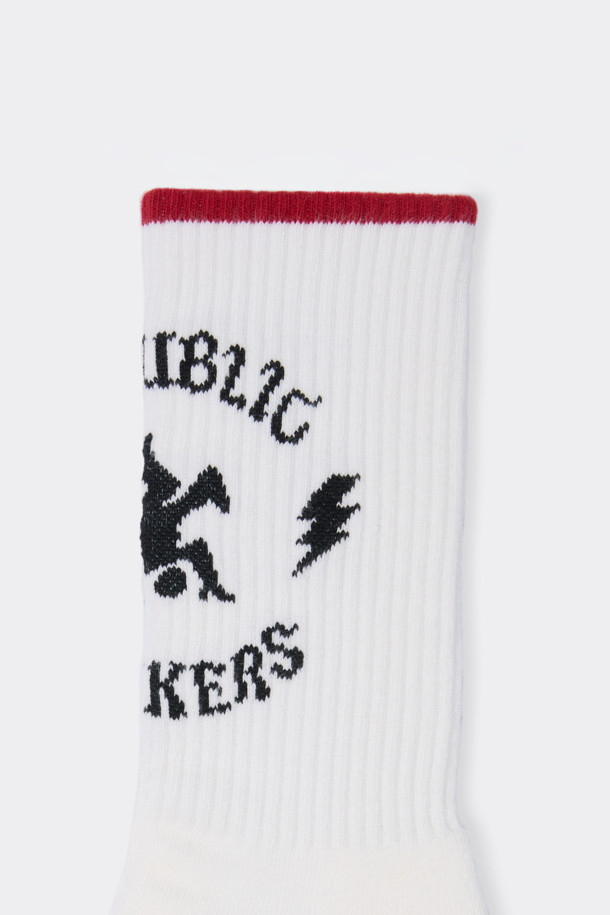 화이트 그래픽 삭스입니다. 면혼방 소재로 제작되어 부드러운 촉감을 선사하며, 사계절 내내 편안하게 착용할 수 있습니다. 화이트와 블랙 두 가지 색상으로, 그래픽 및 로고 무늬가 디자인되어 캐주얼, 미니멀, 스포티한 스타일을 연출하기 좋습니다. 일상생활은 물론 동네 마실룩, 산책룩에도 잘 어울립니다. 발바닥 면에는 넌슬립 로고가 있어 미끄럼 방지 기능도 제공합니다.