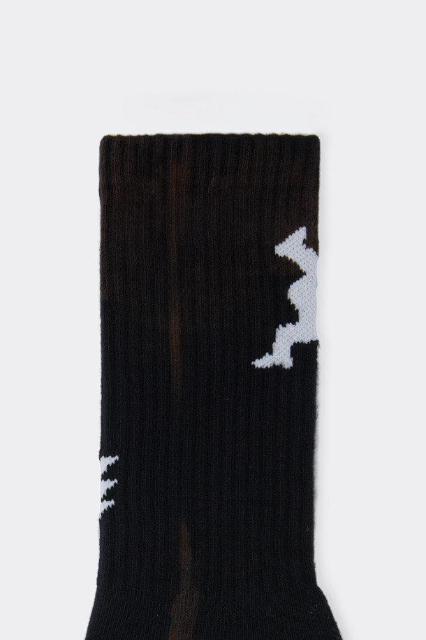 브라운 그래픽 다잉 양말은 면 혼방 소재로 제작되어 부드러운 촉감을 선사합니다. 사계절 내내 착용 가능한 이 양말은 그래픽/프린트 무늬로 디자인되어 캐주얼하고 미니멀한 스타일을 연출합니다. 산책룩에 잘 어울리며, 넌슬립 기능으로 편안한 착용감을 제공합니다. 다잉 처리로 독특한 멋을 더한, 개성 있는 양말입니다.
