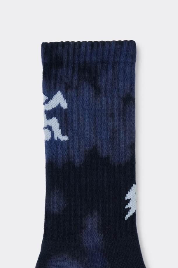 블루 그래픽 다이 염색 양말은 면 혼방 소재로 제작되어 부드러운 촉감을 선사하며, 사계절 내내 착용하기 좋습니다. 캐주얼, 미니멀, 스포티한 스타일을 연출하기에 좋으며, 산책룩에 포인트를 더할 수 있습니다. 넌슬립 기능으로 편안한 착용감을 제공하며, 개성 있는 그래픽과 타이다이 무늬가 돋보입니다. 양말에 로고 디테일이 더해져 더욱 세련된 디자인을 자랑합니다.
