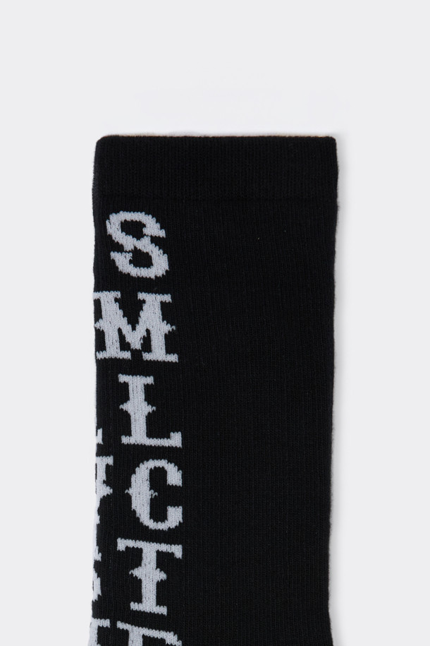 블랙 그래픽 삭스는 면 혼방 소재로 제작되어 부드러운 촉감을 선사하며, 사계절 내내 편안하게 착용할 수 있습니다. 레터링 패턴이 돋보이는 캐주얼하고 미니멀한 디자인으로, 동네 마실룩, 집콕룩, 산책룩 등 다양한 TPO에 잘 어울립니다. 발바닥면 로고 디테일과 넌슬립 기능으로 안정감 있는 착용감을 제공합니다. 일상 속에서 스타일리시함을 더해줄 필수 아이템입니다.
