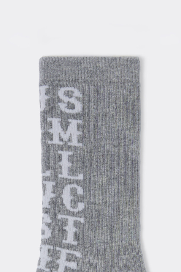 **그레이 그래픽 양말**

부드러운 면 혼방 소재로 제작되어 사계절 내내 편안하게 착용하기 좋은 그레이 컬러의 양말입니다. 레터링 패턴이 돋보이며, 넌슬립 기능으로 활동성을 높였습니다. 일상생활은 물론, 편안한 집콕룩이나 가벼운 동네 마실룩에도 잘 어울립니다. 바닥면에는 로고 디테일이 있어, 은은한 포인트를 더했습니다. 미니멀하고 캐주얼한 스타일을 즐기는 분들께 추천합니다.

