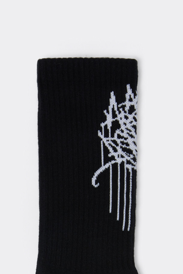 [BISCO SMITH] 블랙 그래픽 양말은 BISCO SMITH 작가의 'AsAbove' 작품을 모티프로 디자인된 공용 양말입니다. 면혼방 소재로 제작되어 부드러운 촉감과 사계절 내내 착용 가능한 실용성을 갖췄습니다. 블랙 컬러 바탕에 그래픽 및 로고 패턴이 돋보이며, 캐주얼, 미니멀, 스트리트 스타일을 즐겨 입는 분들께 추천합니다. 일상생활은 물론 산책룩, 집콕룩에도 잘 어울리며, 논슬립 기능으로 편안한 착용감을 제공합니다. 양말 바닥면에는 작가명이 새겨져 소장 가치를 더합니다.
