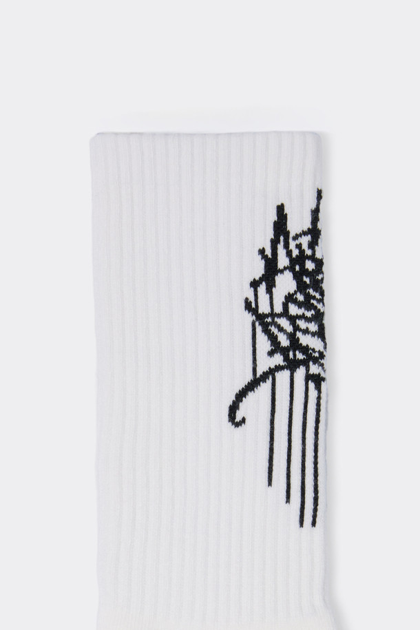 [BISCO SMITH] 화이트 그래픽 양말은 BISCO SMITH 작가의 'AsAbove' 작품을 모티브로 한 디자인이 돋보이는 양말입니다. 면혼방 소재로 제작되어 부드러운 촉감을 선사하며, 사계절 내내 편안하게 착용할 수 있습니다. 깔끔한 화이트 컬러 바탕에 로고와 프린트 패턴이 돋보이며, 밑면에는 작가명이 새겨져 소장 가치를 더합니다. 캐주얼, 미니멀, 스트리트 스타일 어디에도 잘 어울리며, 논슬립 기능으로 활동성까지 고려했습니다. 동네 마실룩, 산책룩, 집콕룩 등 다양한 TPO에 활용할 수 있습니다.
