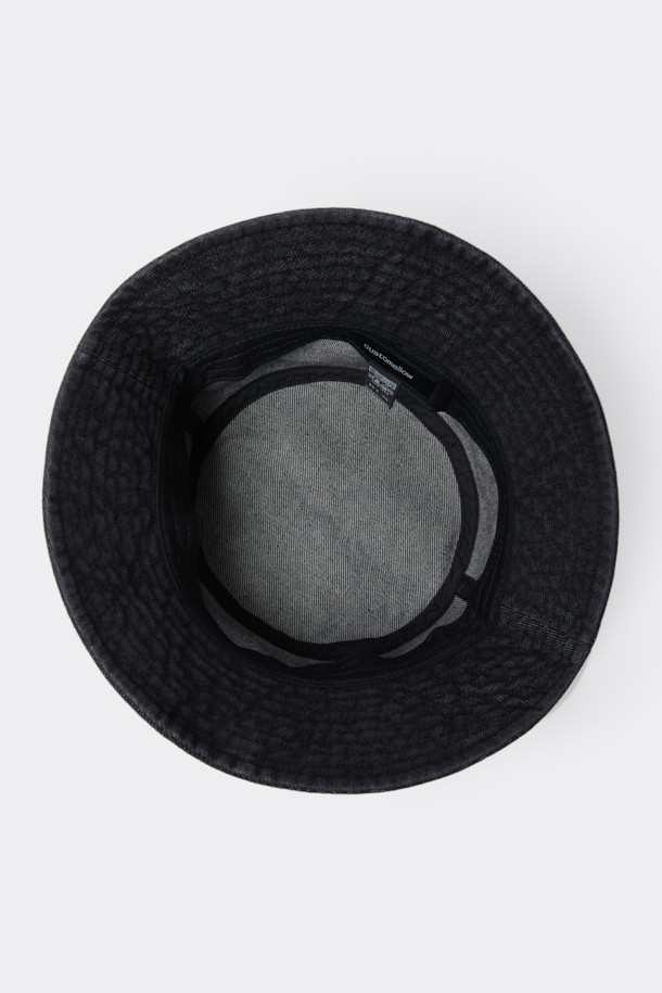 블랙 워시드 데님 버킷햇은 캐주얼, 미니멀, 레트로 스타일을 즐기는 당신을 위한 아이템입니다. 봄, 여름, 가을 계절에 적합하며, 데님 소재에 워싱 처리하여 빈티지한 텍스처와 불균일한 워싱으로 독특한 매력을 더했습니다. 깊은 모자 깊이와 안정적인 챙 넓이로 편안한 착용감을 선사하며, 로고 금속 장식이 디자인의 포인트를 더합니다. 동네 마실룩, 산책룩, 여행룩 등 다양한 TPO에 활용하여 스타일리시함을 연출해보세요.
